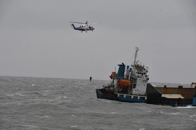 长江口一外籍货船严重右倾 12名遇险人员获救
