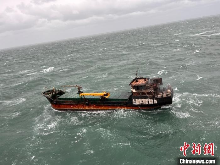 东海海域一船舶失火 东海救助局成功救助7名遇险船员