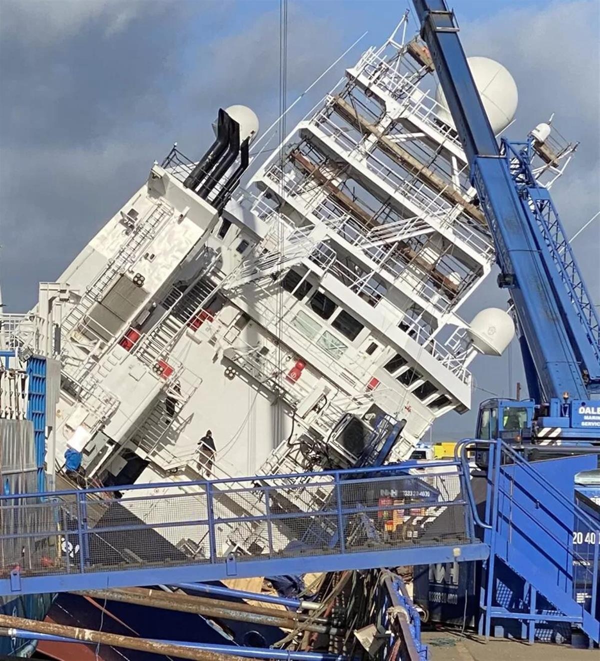 美国翻船了！一海军研究船在英国倾覆，致35人受伤