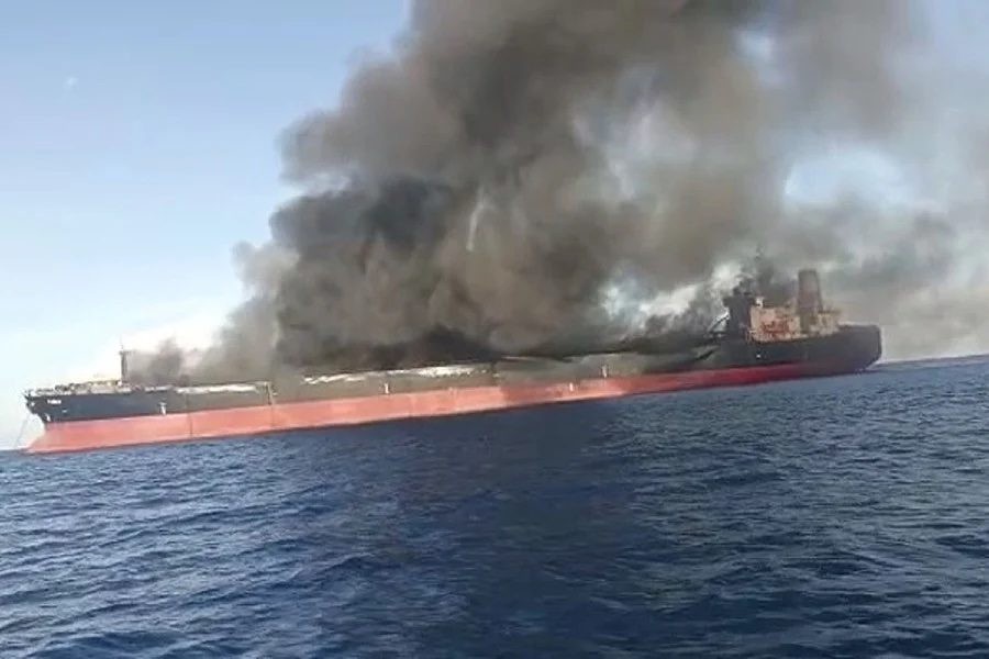 南中国海一艘油轮起火是一个全球性问题