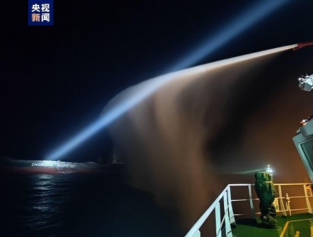长江口南槽航道一集装箱船机舱失火 无人员伤亡
