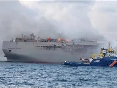 貨船載約3000輛汽車 荷蘭海域起火釀一死多傷