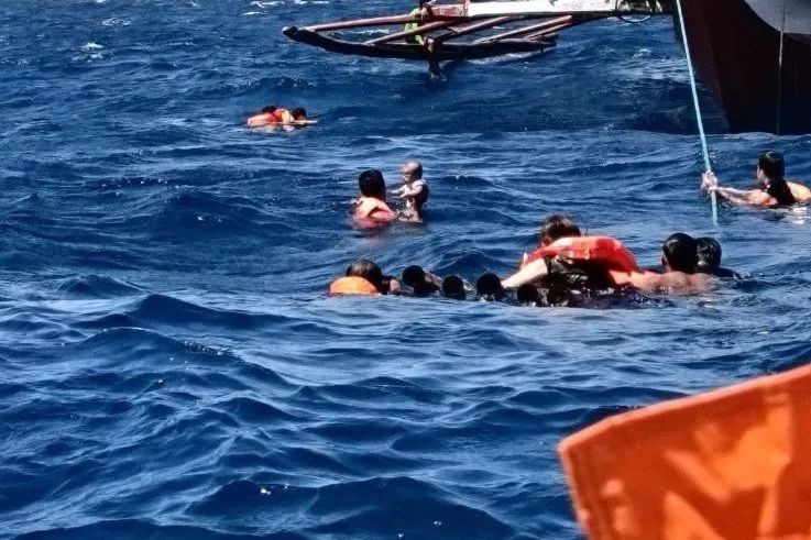菲律賓一艘載95人客船翻沉