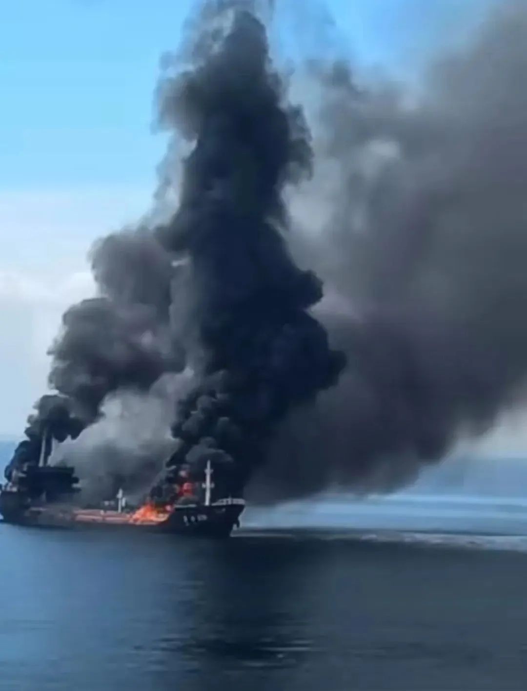 欽州港外一油輪著火：已15人獲救，2人已遇難