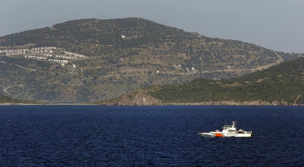 拖船试图拖走在伊斯坦布尔海岸搁浅的货船