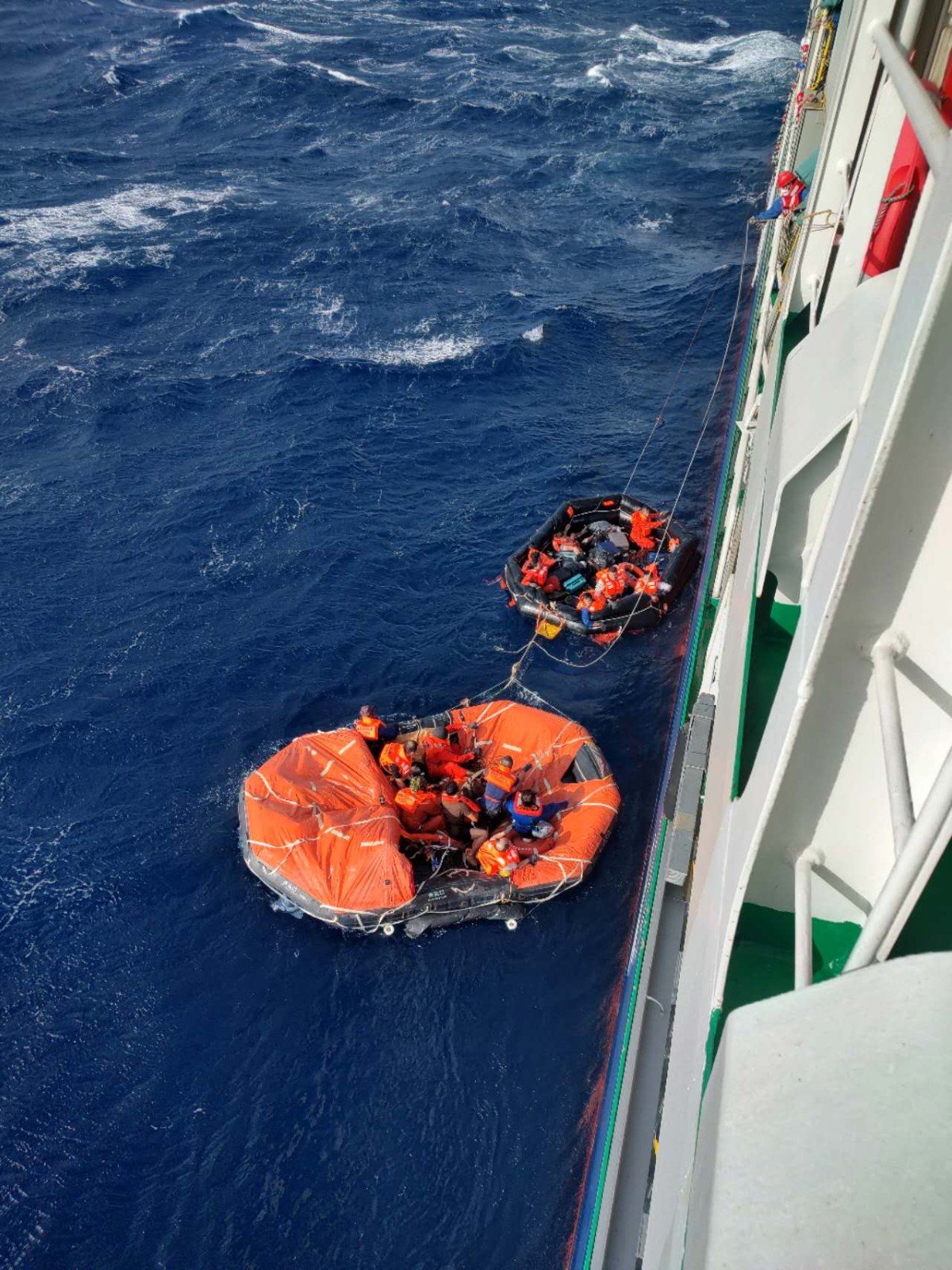 致敬！16人获救！中国香港货轮成功救助在菲海域遇险弃船的船员