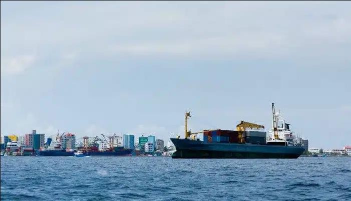 胡塞劫船事件后两艘商船在红海和亚丁湾改变航向
