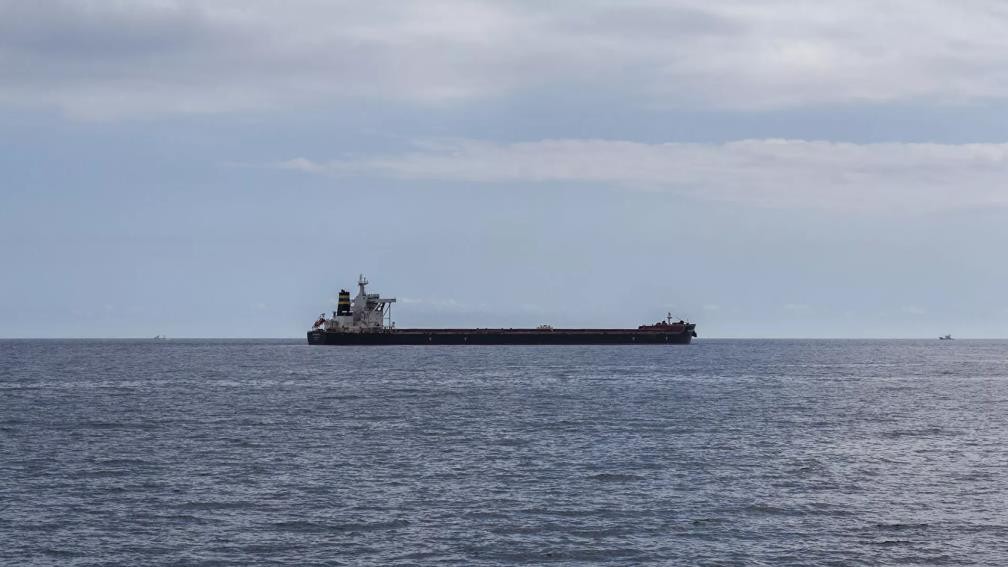 最新！一艘货船在红海遭导弹袭击，船上起火