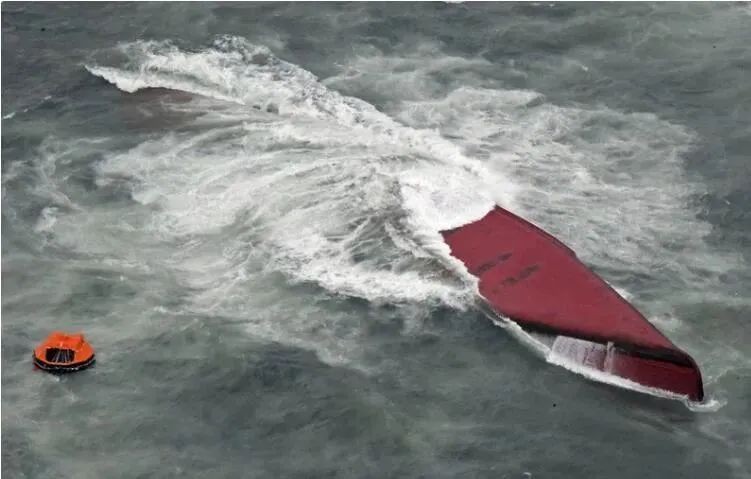 韩一运输船倾覆致8人遇难，船上有一名中国人