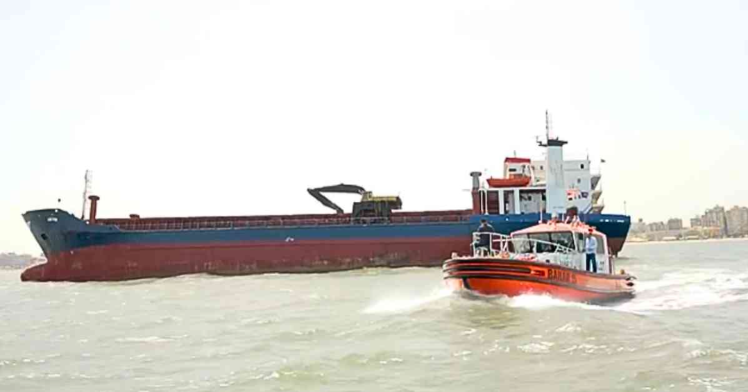 一货船险在苏伊士运河关键航道沉没，12名船员获救！