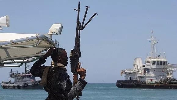 10名海盗登船，携带AK-47步枪