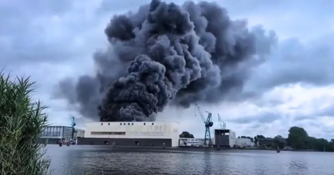 德国造船厂突发大火 2.5亿美元在建的超级豪华游艇被毁