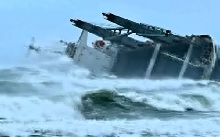 恶劣的天气使救助队无法进入南非搁浅的船只