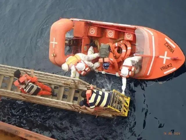 英勇！中国货船力挽狂澜，拯救一韩国遇险油船14名船员