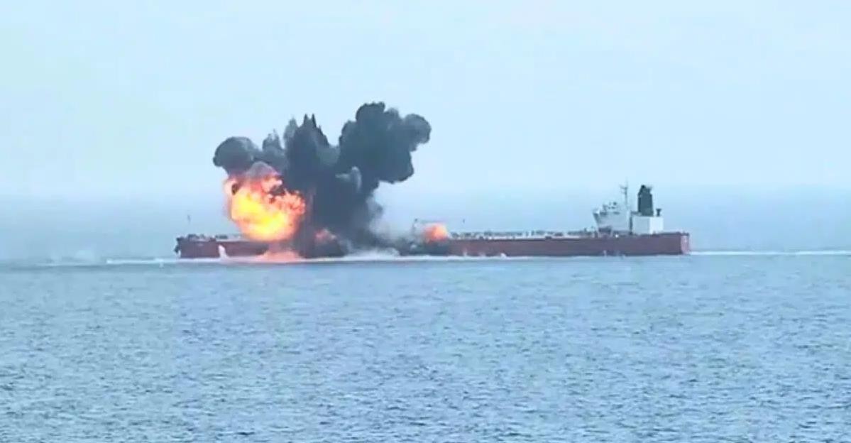 一艘油轮在红海被胡塞武装无人机击中，评估可能发生的漏油事件