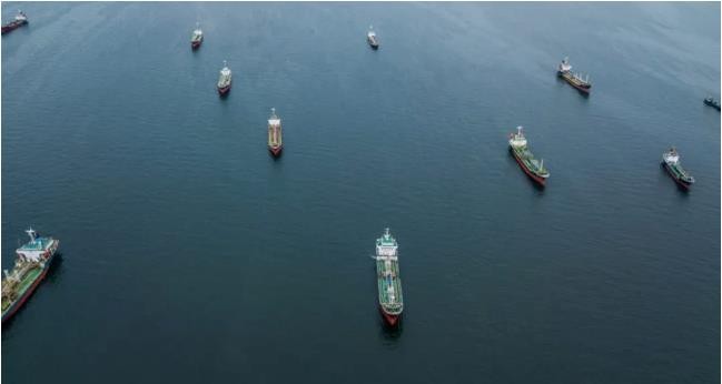 伊朗扣押一成品油轮及12名船员
