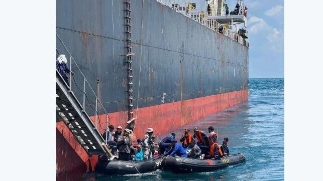 新加坡海峡一渔船撞上油轮后倾覆 30名船员全部获救！